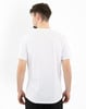 Mann von hinten in einem weißen kurzärmeligen T-Shirt und schwarzer Hose.