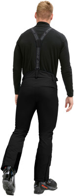 Ein Mann in schwarzer Skihose und Rollkragenpullover mit Hosenträgern.