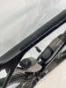 Schwarze Rennrad-Trinkflasche mit Logo am Fahrradrahmen.