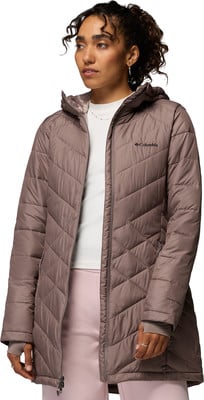 Eine gesteppte Columbia-Jacke für Damen mit Kapuze in Taupe und rosafarbener Leggings. Eine gesteppte Columbia-Jacke für Damen mit Kapuze in Taupe und rosafarbener Leggings.