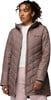 Eine gesteppte Columbia-Jacke für Damen mit Kapuze in Taupe und rosafarbener Leggings.