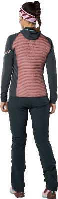 Frau in dunkelgrüner Hose und gesteppter Jacke mit Stirnband. Frau in dunkelgrüner Hose und gesteppter Jacke mit Stirnband.