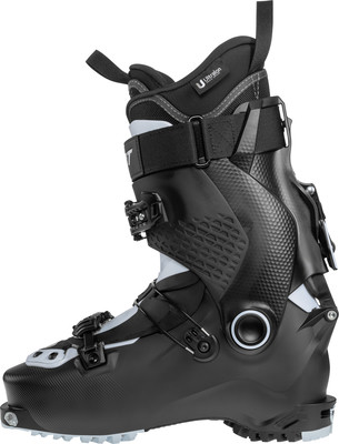 Schwarzer Skischuh mit verstellbaren Schnallen und Klettverschluss. Schwarzer Skischuh mit verstellbaren Schnallen und Klettverschluss.