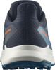 Rückansicht eines dunkelblauen Salomon-Laufschuhs mit orangefarbenem Logo.