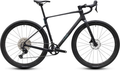 Schwarzes Cube Gravelbike mit blauen Akzenten und Scheibenbremsen. Schwarzes Cube Gravelbike mit blauen Akzenten und Scheibenbremsen.