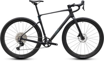 Schwarzes Cube Gravelbike mit blauen Akzenten und Scheibenbremsen.