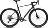 Schwarzes Cube Gravelbike mit blauen Akzenten und Scheibenbremsen.