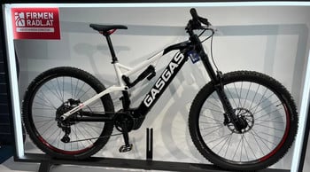 Ein vollgefedertes GASGAS E-Mountainbike mit weißem Rahmen und schwarzen Akzenten.