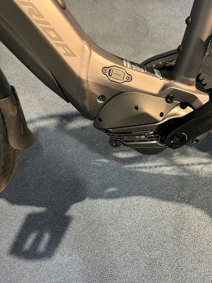 Detail eines E-Bikes mit Merida-Logo und Shimano-Antrieb.