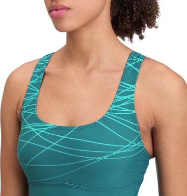 Frau in einem teal Sport-BH mit geometrischem Muster. Frau in einem teal Sport-BH mit geometrischem Muster.