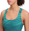 Frau in einem teal Sport-BH mit geometrischem Muster.