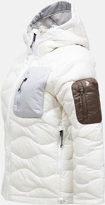 Weiße Daunenjacke mit Kapuze und Kontrasttaschen.