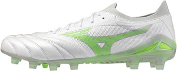 Weißer Fußballschuh mit markantem grünem Mizuno-Logo und durchscheinender Sohle.