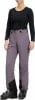 Damen-Skihose mit Latz und schwarzen Skischuhen.