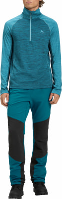 Mann in dunkelblauem Pullover und blau-schwarzer Hose Mann in dunkelblauem Pullover und blau-schwarzer Hose