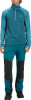 Mann in dunkelblauem Pullover und blau-schwarzer Hose