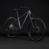 Lila Mountainbike mit schwarzen Rädern und Federung auf dunklem Hintergrund.