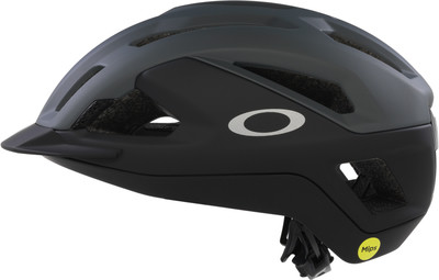 Schwarzer Oakley Fahrradhelm mit grauen Akzenten und Logo und gelbem Mips-Aufkleber. Schwarzer Oakley Fahrradhelm mit grauen Akzenten und Logo und gelbem Mips-Aufkleber.
