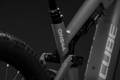 Federung eines Cube Mountainbikes mit Dämpfer und ONE44 Schriftzug. Federung eines Cube Mountainbikes mit Dämpfer und ONE44 Schriftzug.