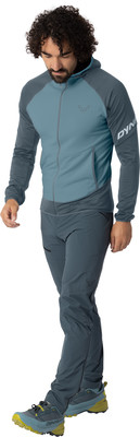 Mann in blau-grauer Kapuzenjacke, dunkler Hose und Schuhen. Mann in blau-grauer Kapuzenjacke, dunkler Hose und Schuhen.