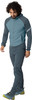 Mann in blau-grauer Kapuzenjacke, dunkler Hose und Schuhen.