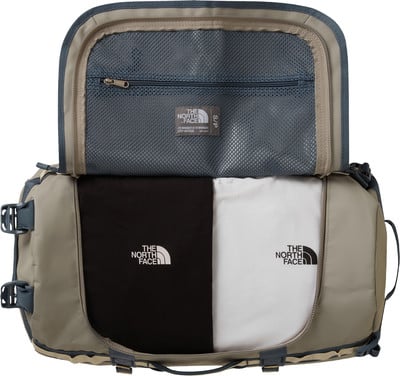 Eine The North Face Tasche mit einem schwarzen und einem weißen T-Shirt darin. Eine The North Face Tasche mit einem schwarzen und einem weißen T-Shirt darin.
