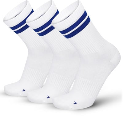 Drei weiße Socken mit blauen Streifen am oberen Rand. Drei weiße Socken mit blauen Streifen am oberen Rand.