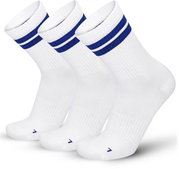 Drei weiße Socken mit blauen Streifen am oberen Rand.