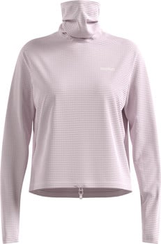 Ein rosa Rollkragenpullover mit feinem Streifenmuster und Markenlogo.