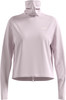 Ein rosa Rollkragenpullover mit feinem Streifenmuster und Markenlogo.