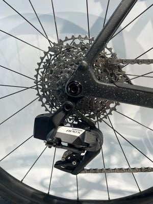 SRAM Apex Schaltwerk an einem Carbon-Fahrradrahmen. SRAM Apex Schaltwerk an einem Carbon-Fahrradrahmen.
