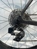SRAM Apex Schaltwerk an einem Carbon-Fahrradrahmen.