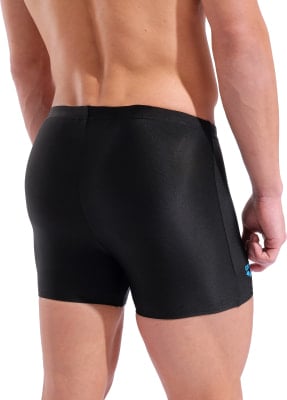 Rückansicht eines Mannes in schwarzer Badehose mit blauem Logo Rückansicht eines Mannes in schwarzer Badehose mit blauem Logo