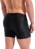 Rückansicht eines Mannes in schwarzer Badehose mit blauem Logo
