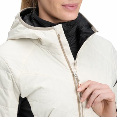 Detail einer Damen-Daunenjacke in Weiß mit Reißverschluss und schwarzem Kragen. Detail einer Damen-Daunenjacke in Weiß mit Reißverschluss und schwarzem Kragen.
