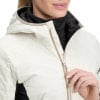 Detail einer Damen-Daunenjacke in Weiß mit Reißverschluss und schwarzem Kragen.