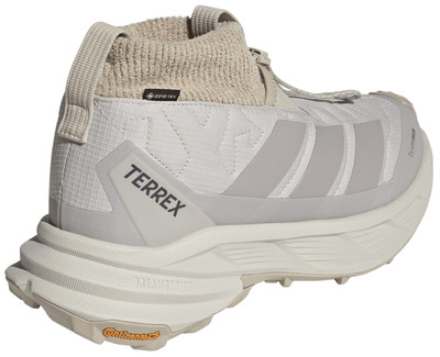 Krémszínű Adidas Terrex túracipő Gore-Tex membránnal és Continental talppal.