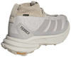 Krémszínű Adidas Terrex túracipő Gore-Tex membránnal és Continental talppal.