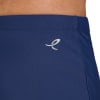 Dunkelblaue Shorts mit einem weißen 'e'-förmigen Logo.