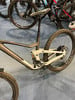 Detail eines Mountainbikes mit Dämpfer und Federung auf blauem Teppich.