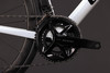 Detail des Shimano 105 Kettenblatts an einem weißen Fahrrad mit Kette.