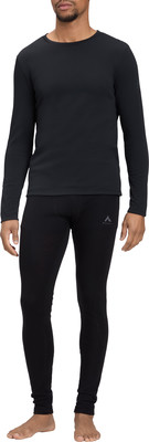 Ein Mann in einem schwarzen Langarm-Thermoshirt und Leggings. Ein Mann in einem schwarzen Langarm-Thermoshirt und Leggings.