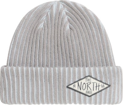 Graue Rippstrickmütze mit dem Logo The North Face und dem Jahr 1966. Graue Rippstrickmütze mit dem Logo The North Face und dem Jahr 1966.