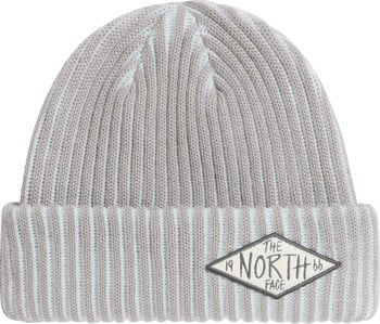 Graue Rippstrickmütze mit dem Logo The North Face und dem Jahr 1966.