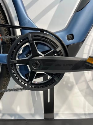 Detail des Tretlagers und der Kurbel eines KTM E-Bikes.