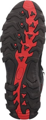 Schuhsohle eines Wanderschuhs mit ausgeprägtem Profil und roten Elementen. Schuhsohle eines Wanderschuhs mit ausgeprägtem Profil und roten Elementen.