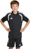 Junge in schwarzem Fußballtrikot und Shorts mit weißen Adidas-Streifen.