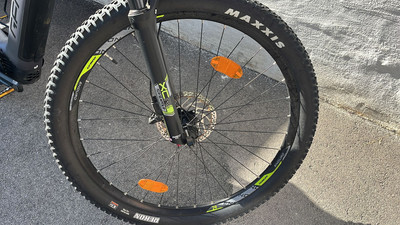 Vorderes Mountainbike-Rad mit Federgabel und Reflektoren. Vorderes Mountainbike-Rad mit Federgabel und Reflektoren.
