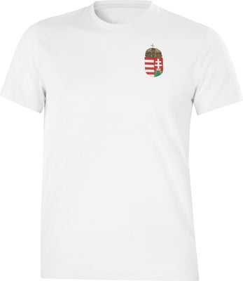 Fehér póló kis magyar címerrel a mellkasán.