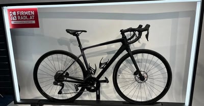 Schwarzes Rennrad mit Logo am Rahmen und zwei Flaschenhaltern. Schwarzes Rennrad mit Logo am Rahmen und zwei Flaschenhaltern.